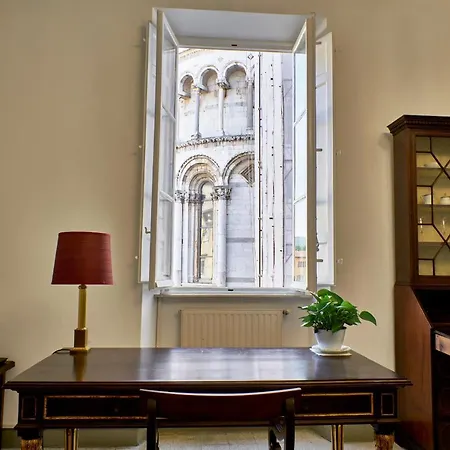 La Cattedrale Dalla Finestra